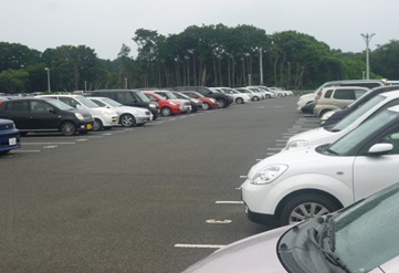 1200台駐車可能なスタッフ専用駐車場