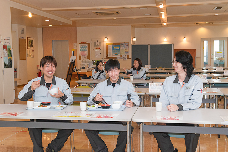 食堂を利用している写真