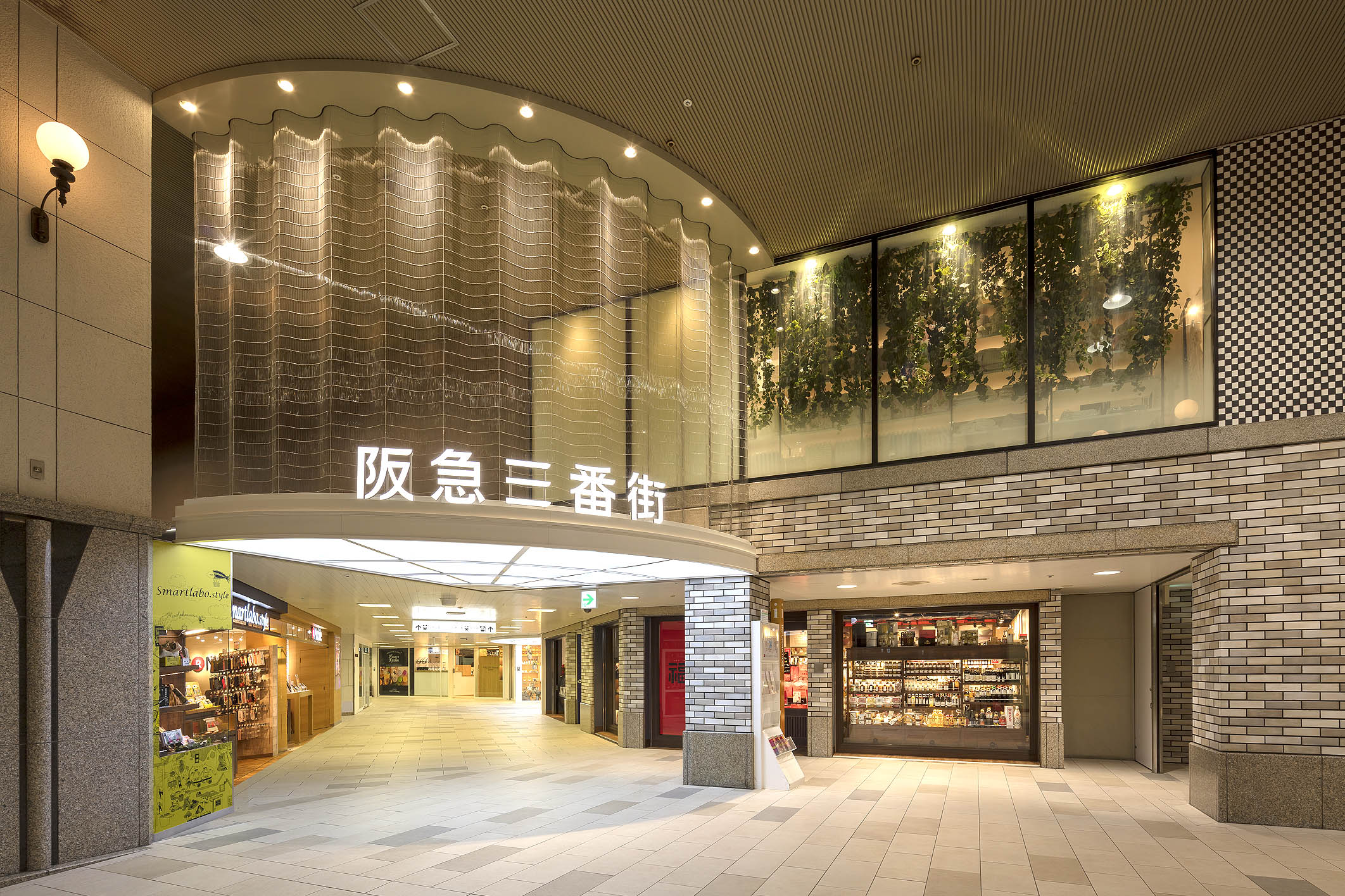 阪急三番街は、「阪急大阪梅田駅」直下の商業施設。アクセス抜群で、通勤のしやすさが魅力です！
