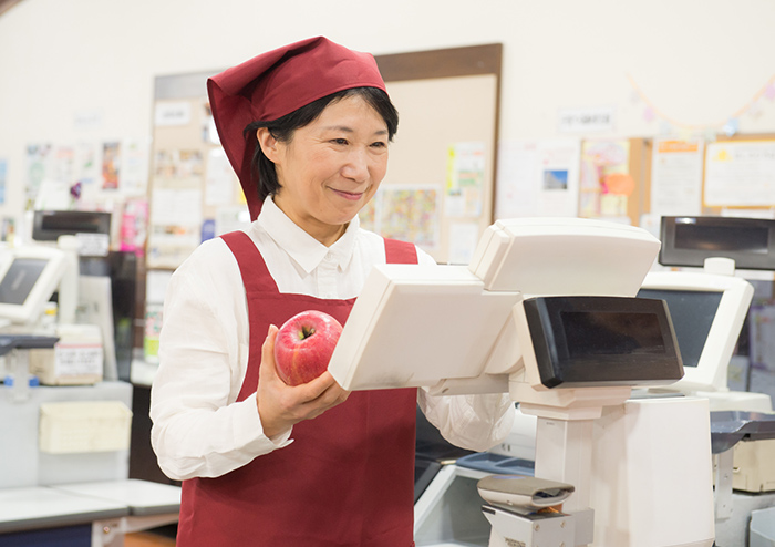 近場のスーパーでレジ打ちアルバイトや絵画教室、地元のプールへ