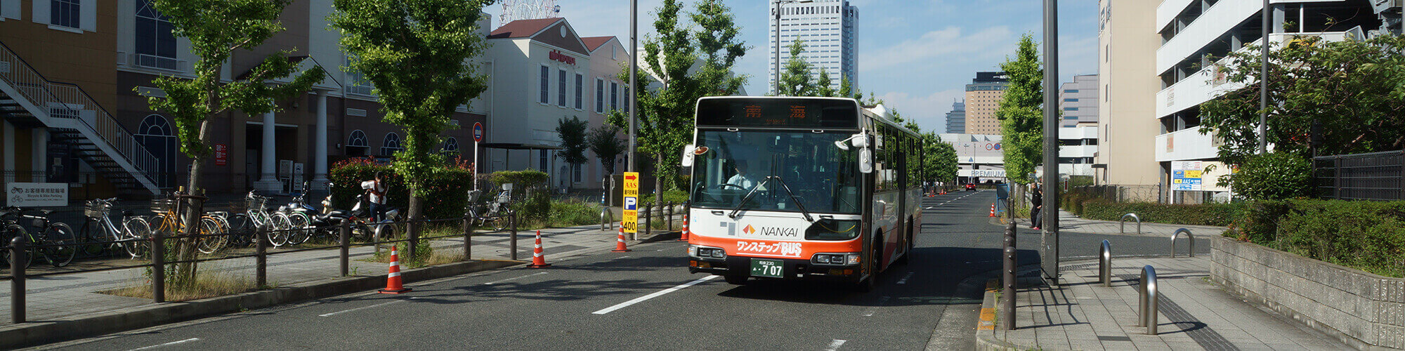 街中を走行するバスの写真