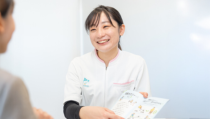 患者さんに笑顔で食事指導をする管理栄養士