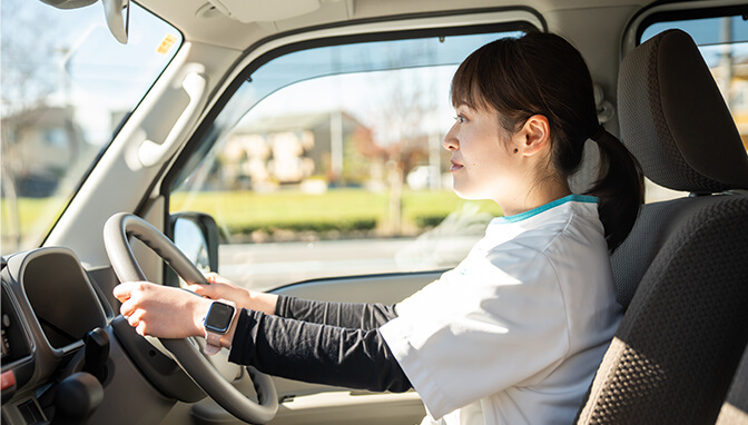 在宅医療の患者さんのご自宅に車を運転して向かう薬剤師