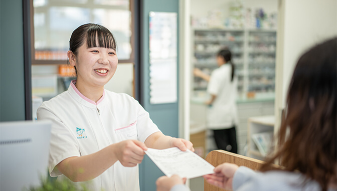ピノキオ薬局の「顔」として笑顔で接遇するメディカルスタッフ