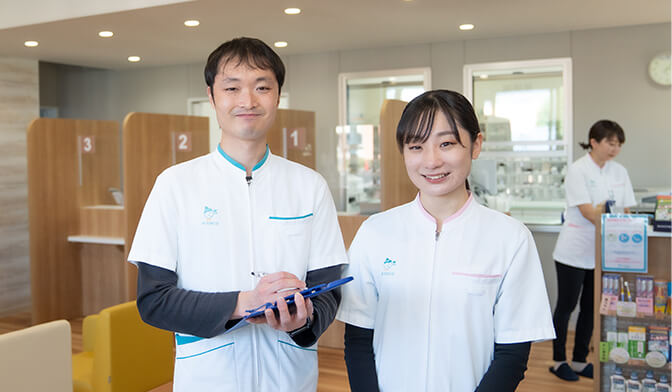 店舗体験ツアーの参加者をお迎する薬剤師と管理栄養士