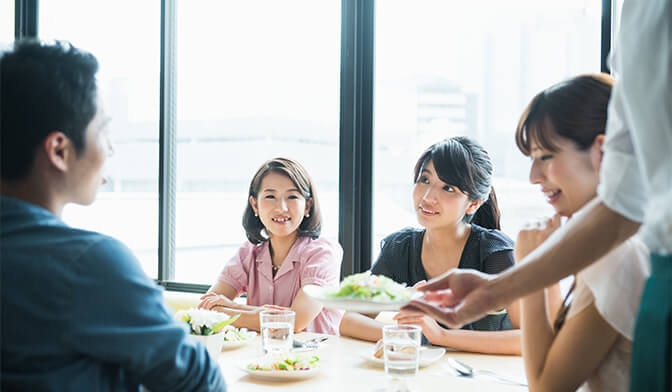 食事をしながらの先輩社員との交流会の様子