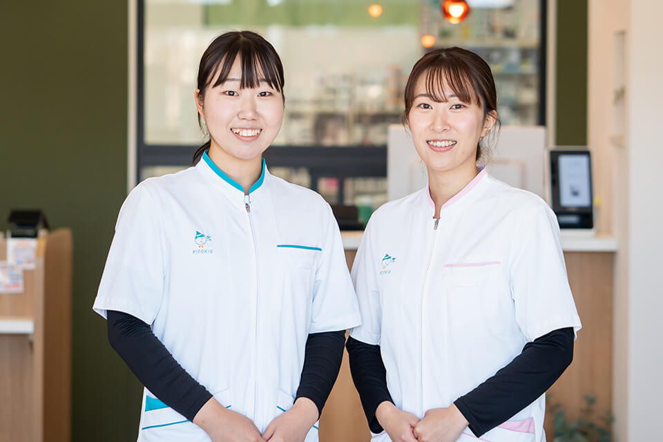 ピノキオ薬局の薬剤師と管理栄養士の2名のスタッフが笑顔でこちら向いています
