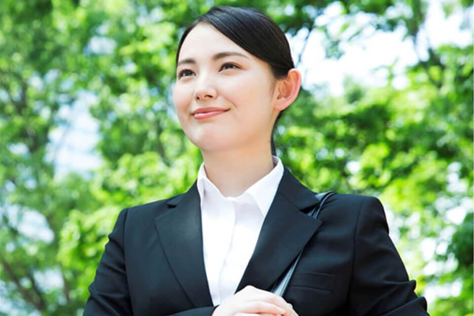 薬剤師を目指すリクルートスーツ姿の女性