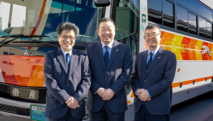 社員と車両の写真