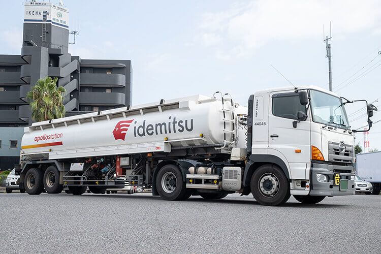 石油タンクローリー車ドライバー