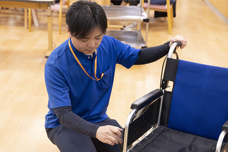 車椅子の調整をする福祉用具専門相談員
