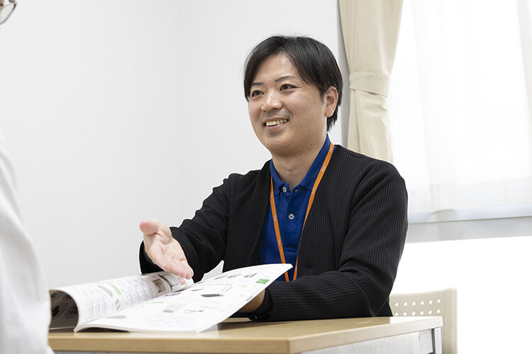 ケアマネジャーとの打ち合わせをする福祉用具専門相談員