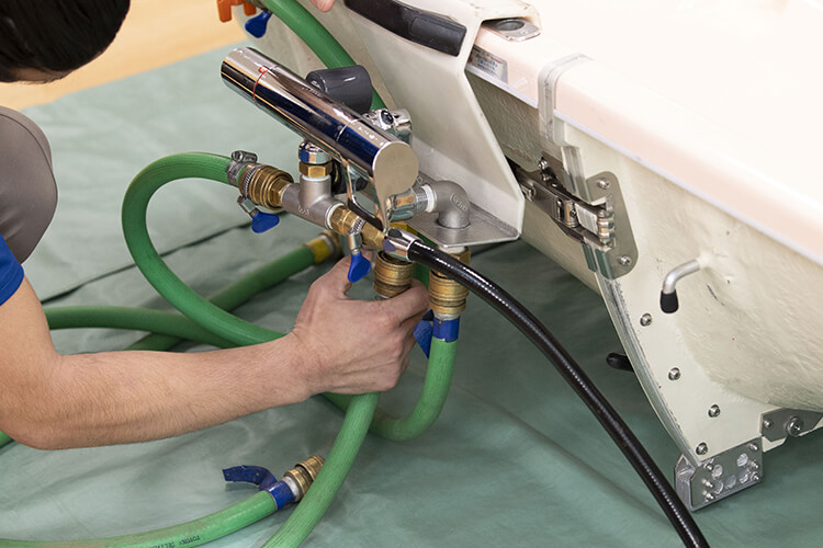 バスタブに給湯ホースや、排水ホースをセットする