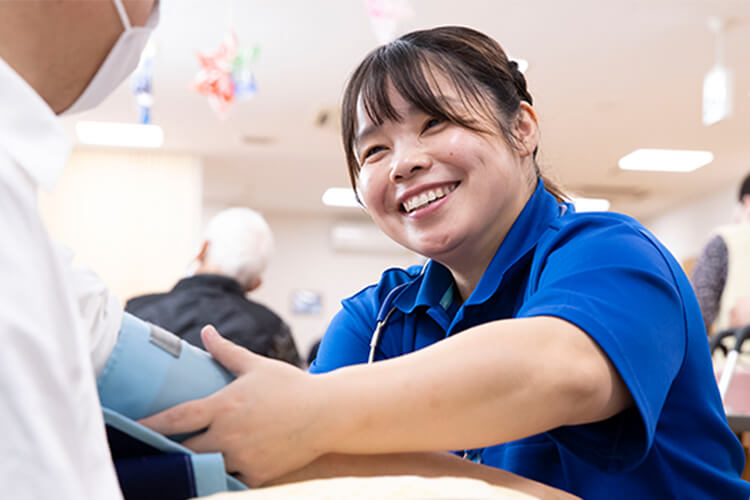 入浴前の看護師のバイタルチェック。ご利用者様の顔の表情を見ながら体調を確認