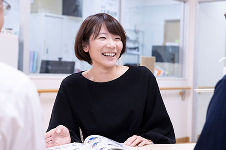 ご利用者様のご家族にケアプランを説明するケアマネジャー