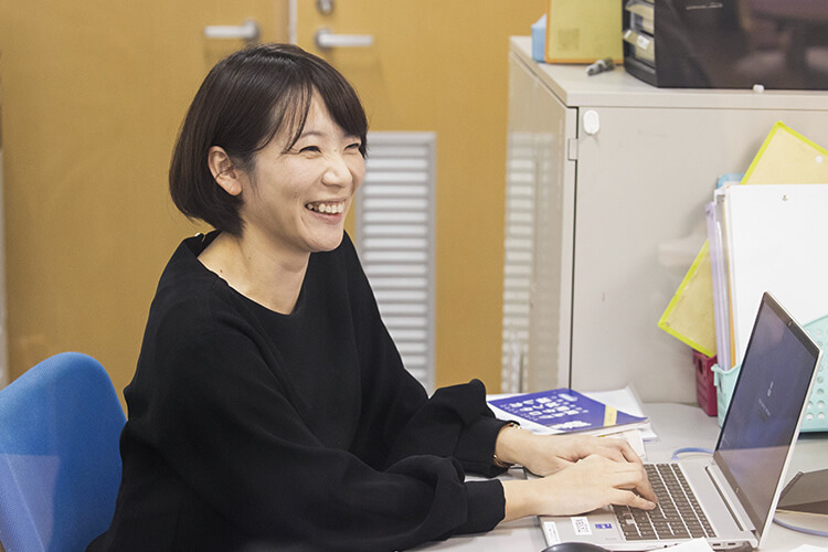 オフィスにてケアプランを作成するケアマネジャー